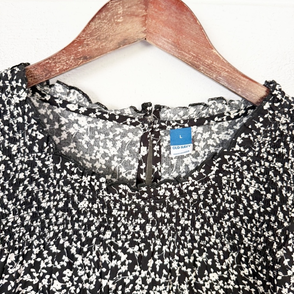 Old Navy Flutter-Sleeve Smocked Pintucked Swing Floral Print Blouse Size Large - Picture 3 of 9